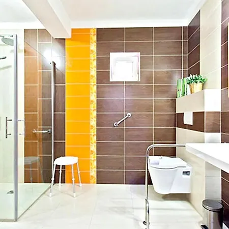 Spacious House With Enclosed Garden In *