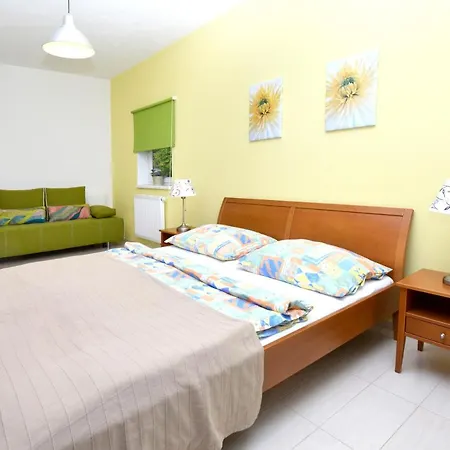 Dom wakacyjny Spacious House With Enclosed Garden In *