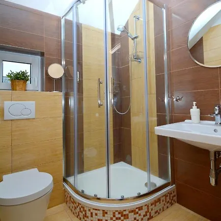 Spacious House With Enclosed Garden In *