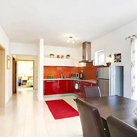 Dom wakacyjny Spacious House With Enclosed Garden In