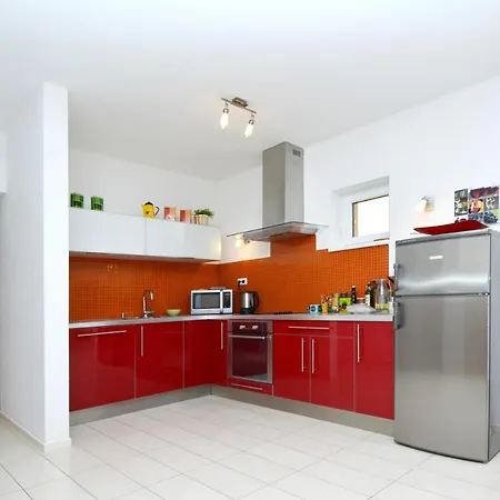 Spacious House With Enclosed Garden In *