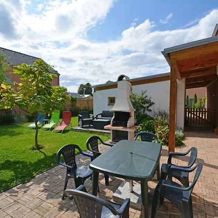 Spacious House With Enclosed Garden In *
